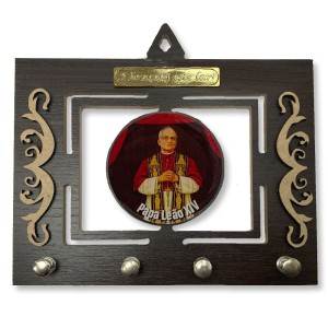 PC380762 - Porta Chaves Papa Leão XIV MDF Resinado - 17x15cm 