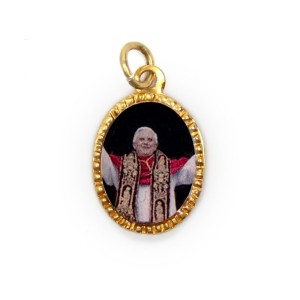 MD103307P10 - Medalha de Alumínio Oval Grande Dourada c/ 10un. Papa Bento XVI - 2x1,3cm